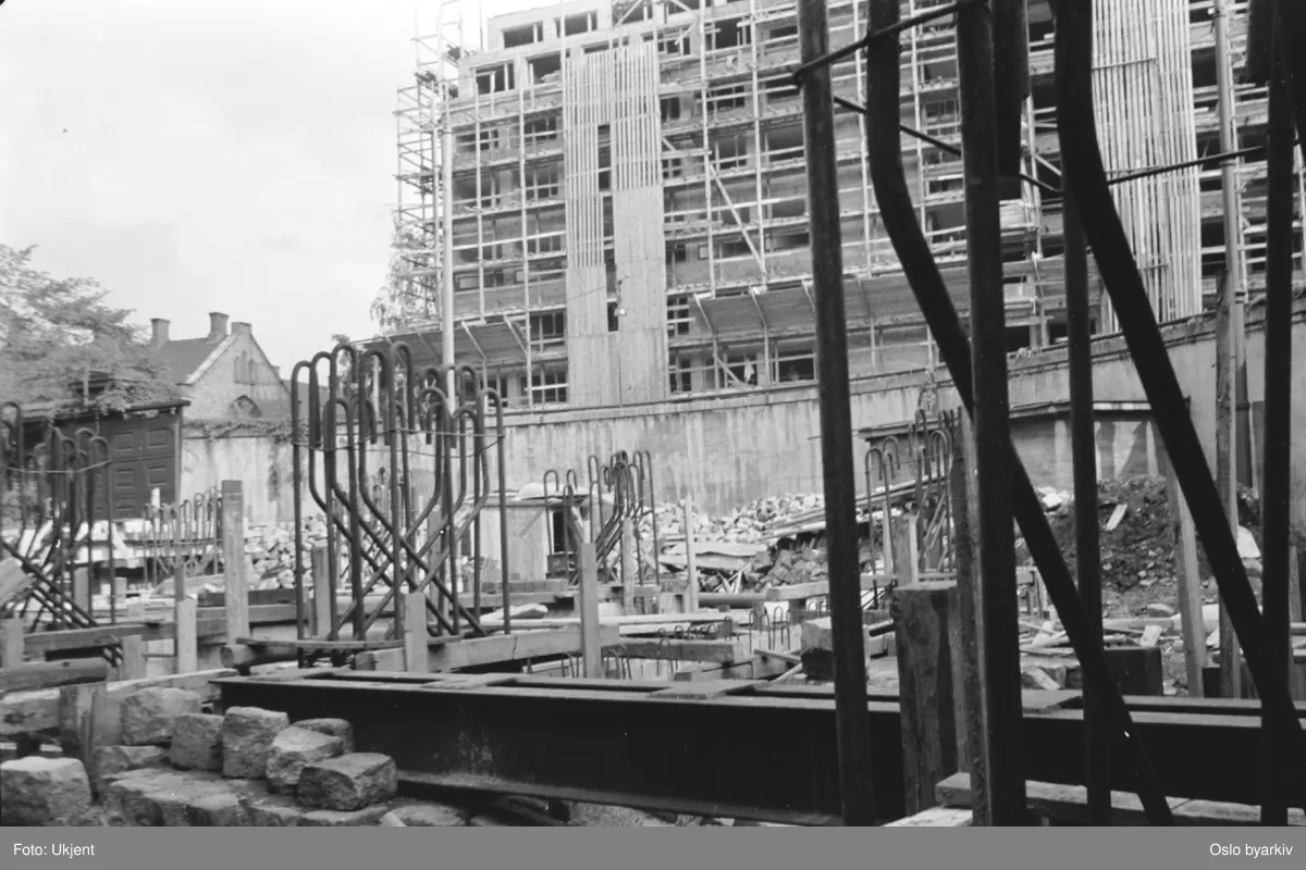 Byggeplass. Graving. Armering. Jernbinding. Forskaling. Bygging av nytt retortanlegg (ovner der kull ble oppvarmet for å avgi gass) til Gassverket. Høyhus under oppførelse (Storgata 38, Blå Korshuset).