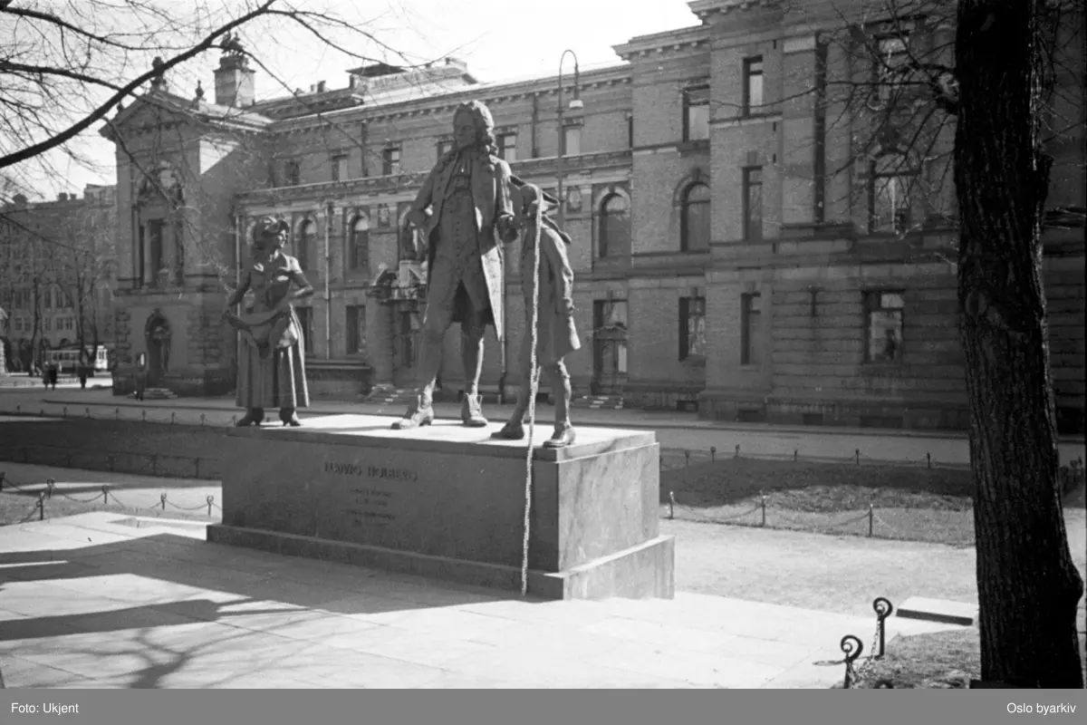 Studenterlunden. Dyre Vaas bronsestatue (avduket 1939) av dikteren Ludvig Holberg på nordsiden av Nationaltheatret. Henrik og Pernille.