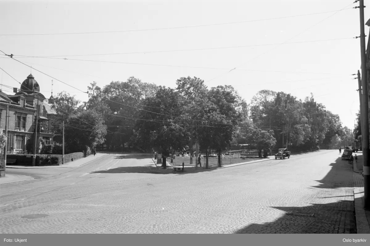 Krysset Drammensveien - Munkedamsveien. Niels Jules gate inn til venstre på bildet.