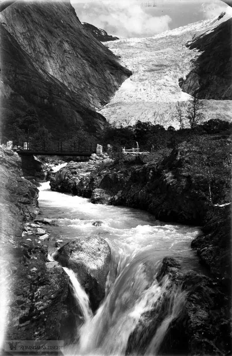 Olden, Briksdalsbreen med en foss i forgrunnen.