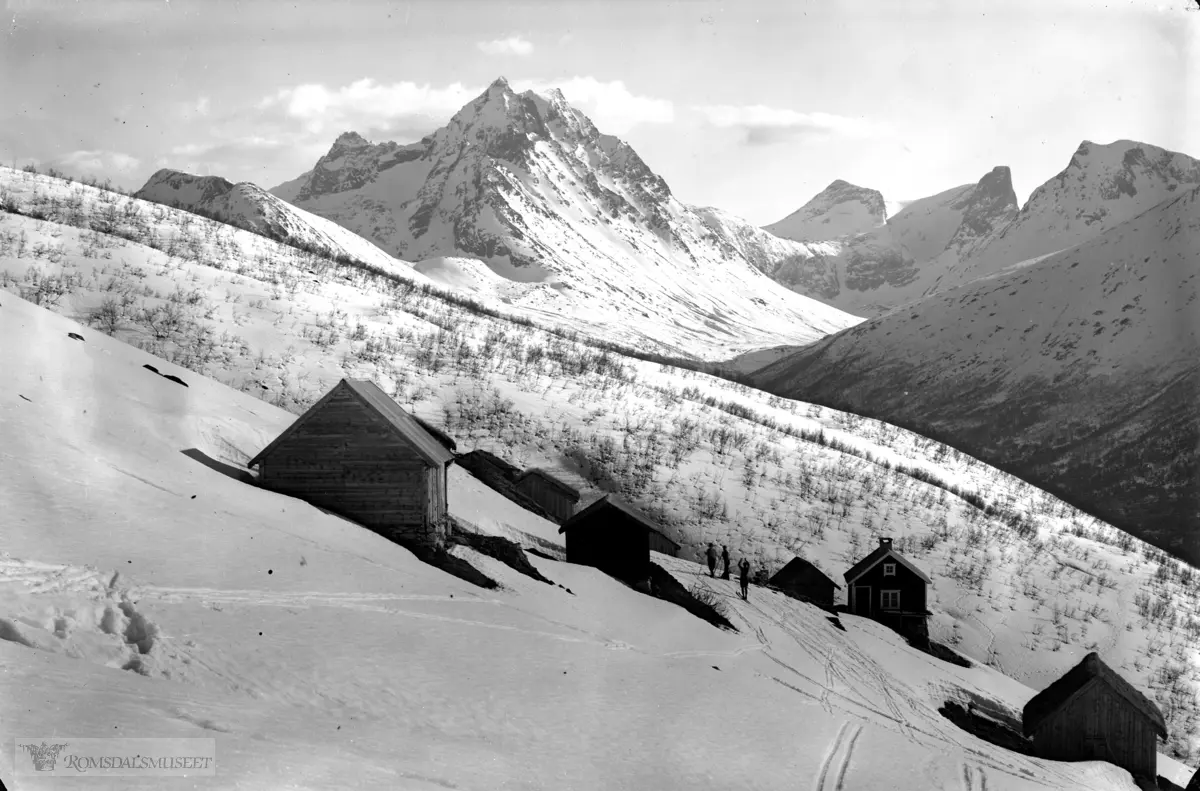 Frå Loftskarsetra mot Venjesdalen, Isfjorden. Venjestindan midt i bildet og Romsdalshorn t.h.