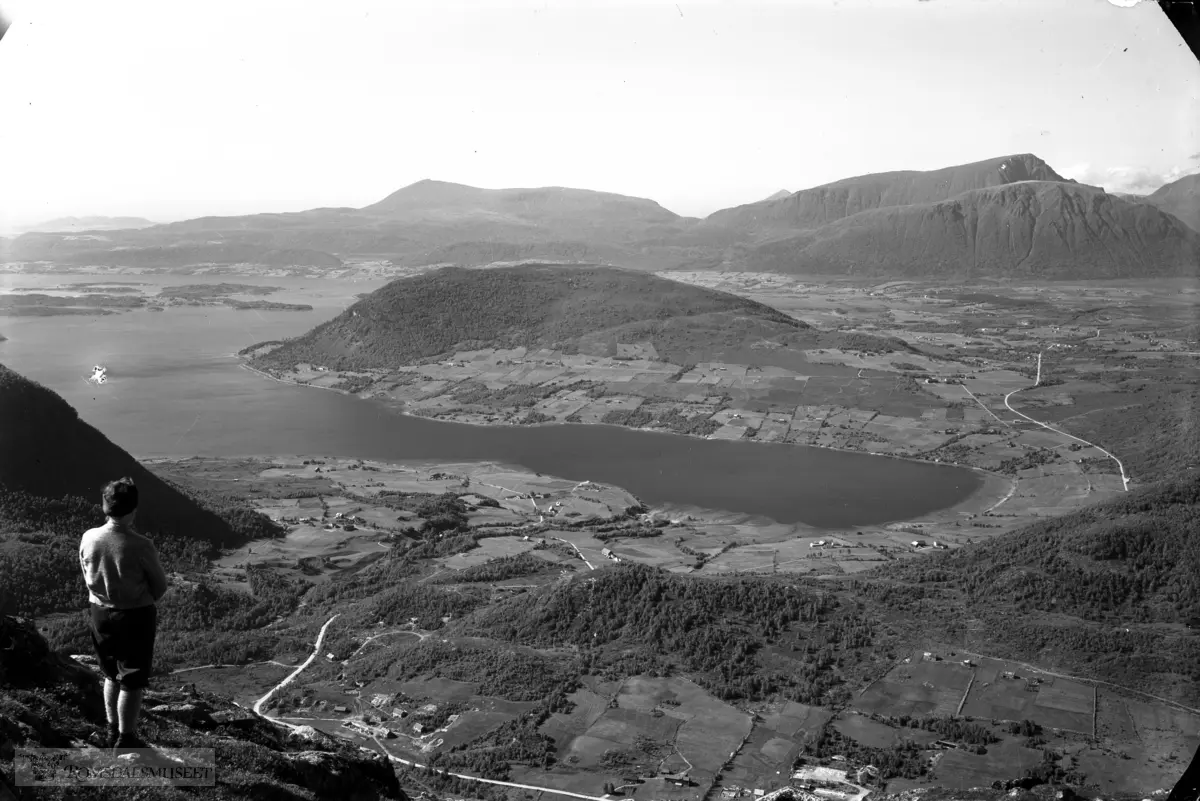 Malmefjorden og indre Fræna sett fra Tusten. Fjellet midt på bildet er Skoften. Lengst til venstre i bildet (i dis) skimtes Gulberget i Bud. Videre Skalten, spissen av Raudtuva, Talstadhesten og foran denne Høgheiene. Dalen i forgrunnen er Malmedalen. Trolig er det fru Birkeland som er med på bildet, foran til venstre.1950-60 åra.