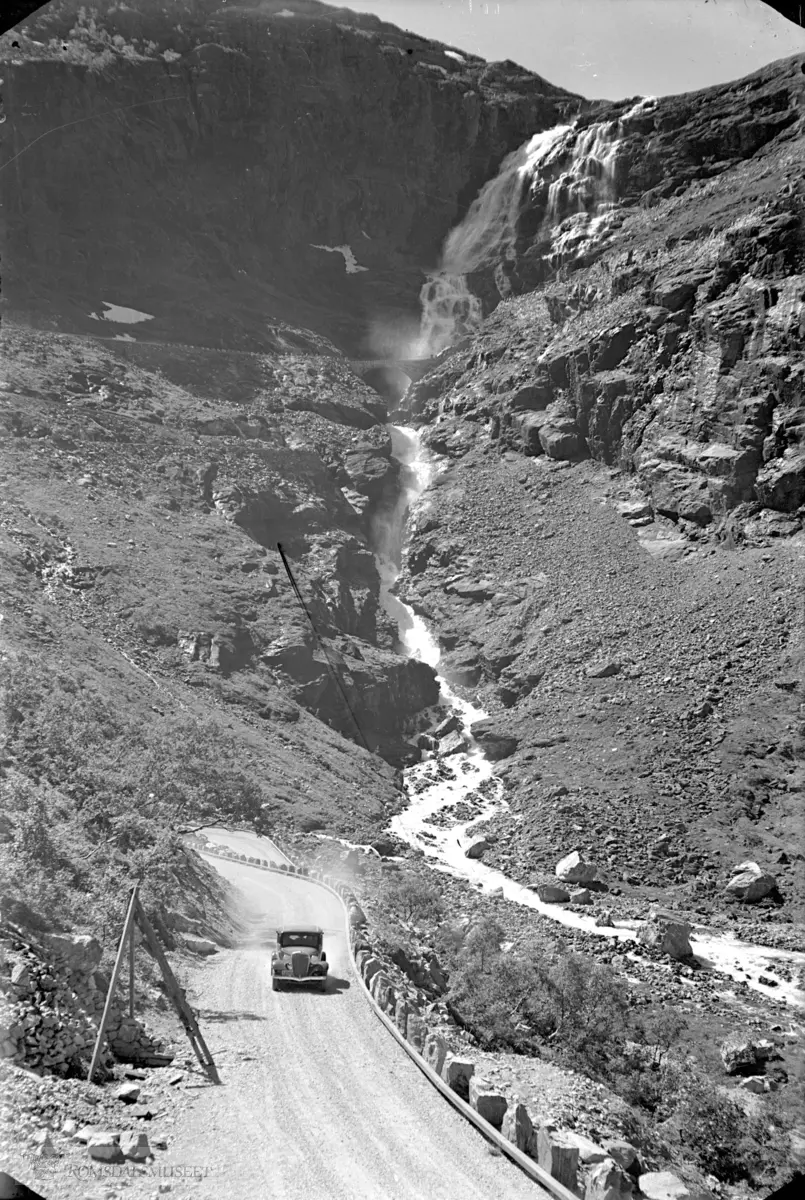 Trollstigen, Stigveien. Bil på veien.