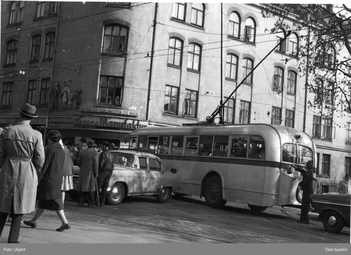 Oslo Sporveier, A-15774 trolleybuss avsporet, viker for kollisjon i Arendalsgata.