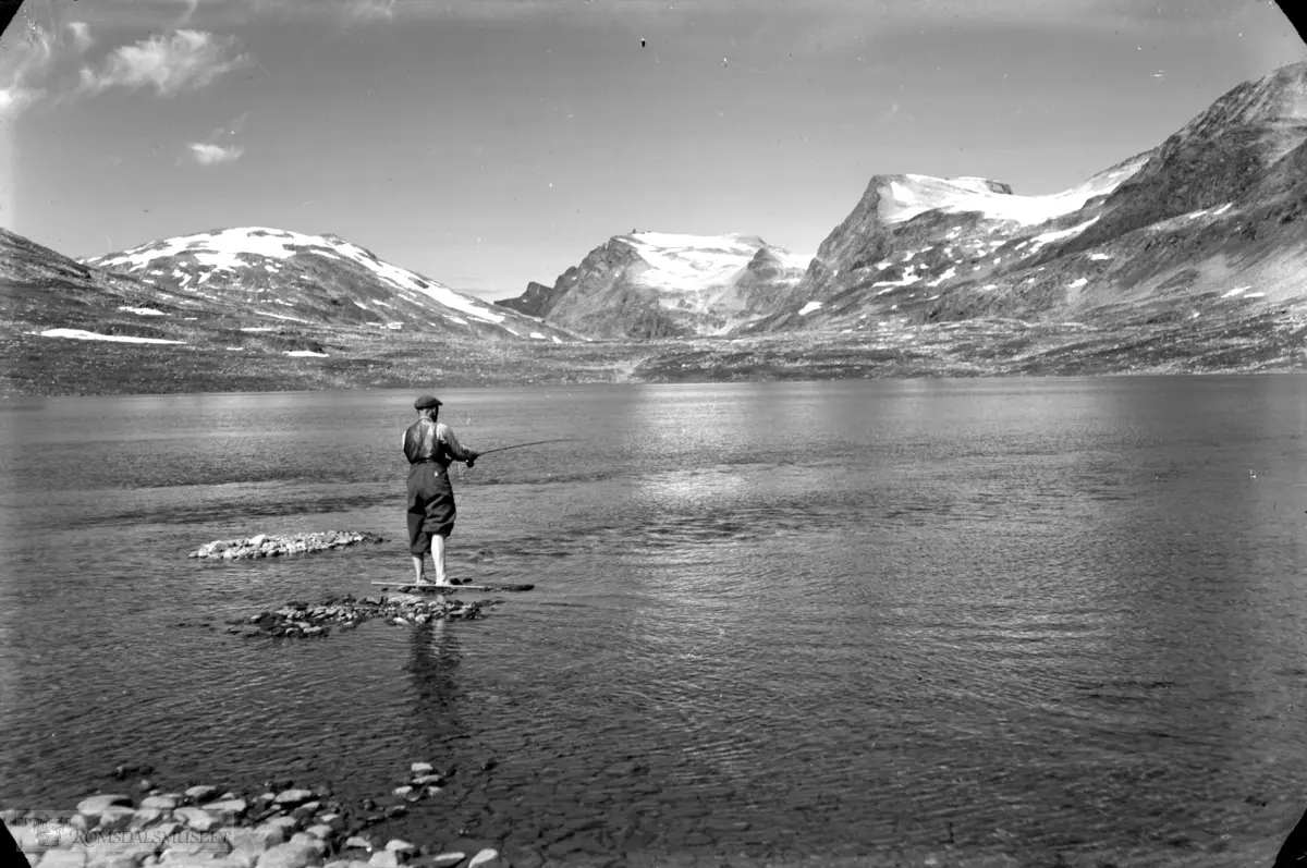 Alf fisker i Mardalsvatnet..Mardalsbotnen sett nordover (innover botnen). Frå høgre ser vi Evelfonnshøa, Rangåfjellet/Rangåtinden på baksida, Hauduken, truleg litt av Hoemtinden. Ytste Mardøla rann ut frå dette vatnet og ned i Mardalen. Dette vatnet vart oppdemt og regulert i 1974 etter Mardølautbygginga.