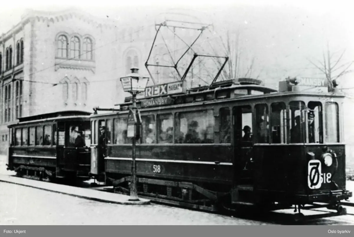 Grønntrikk, motorvogn 518 med tilhenger på kombinert linje 7, Sagene-Homansby. Her på Karl Johans gate ved Stortinget. Trikkereklame for Rex margarin.