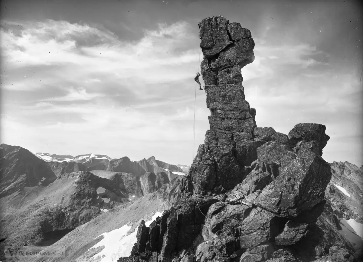 "Klatring i Torshammer".Torshammer på Kvanndalstinden sett østfra.