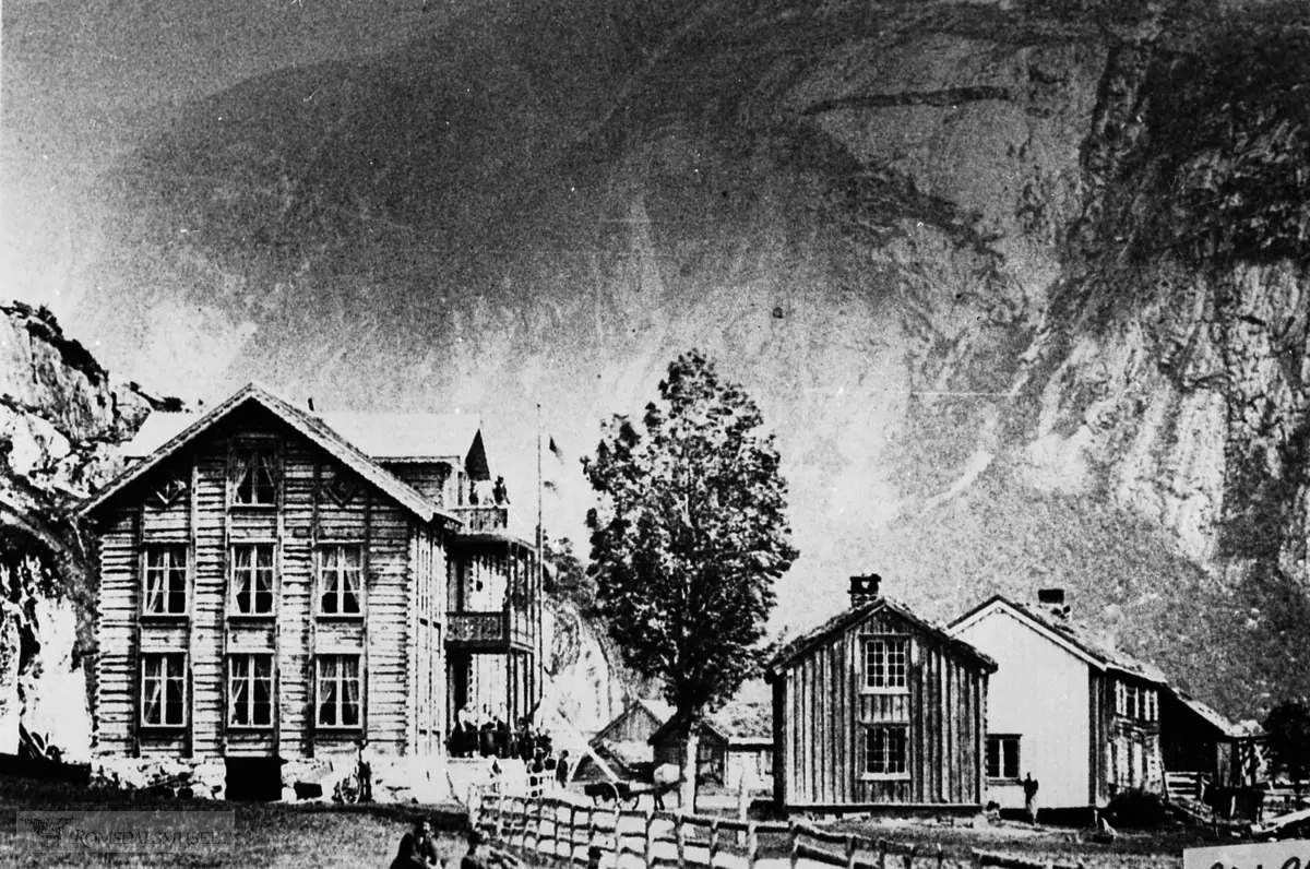 f.v Hotell Eikisdal, Iva (Iver) Nauste sitt hus umalt, Huset med hvit gavel,l Kremmerbukta, bustadhuset der Nils J Næss startet med Hotelldrift og landhandel..(Om "Hotel Eikisdal" sjå "Molde og Romsdal Turistforenings årbok 1979, side 157)