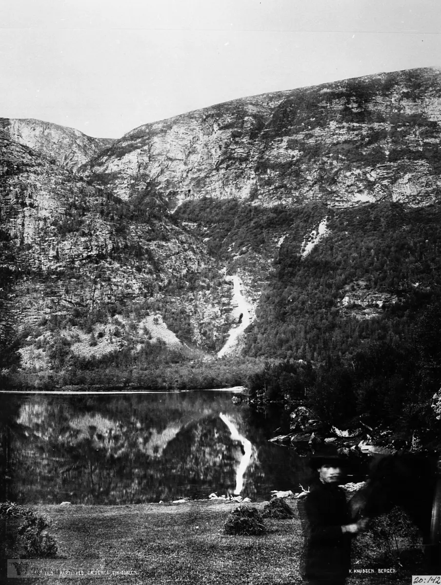 Sundet med Kjøtåfossen. I framgrunnen fotografens hjelpesmann. Orginalen finnes: Universitetet i Bergen Knudsen nr. 1163..