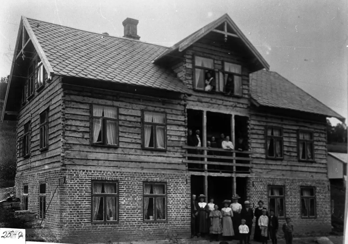 Parti fra Eidsvåg, Langset Hotell, Solheim..Dette huset har i tillegg til hotell vært tilhold for bl.a fiskeforretning, slakter, Eidsvåg Handelslag og advokatkontor