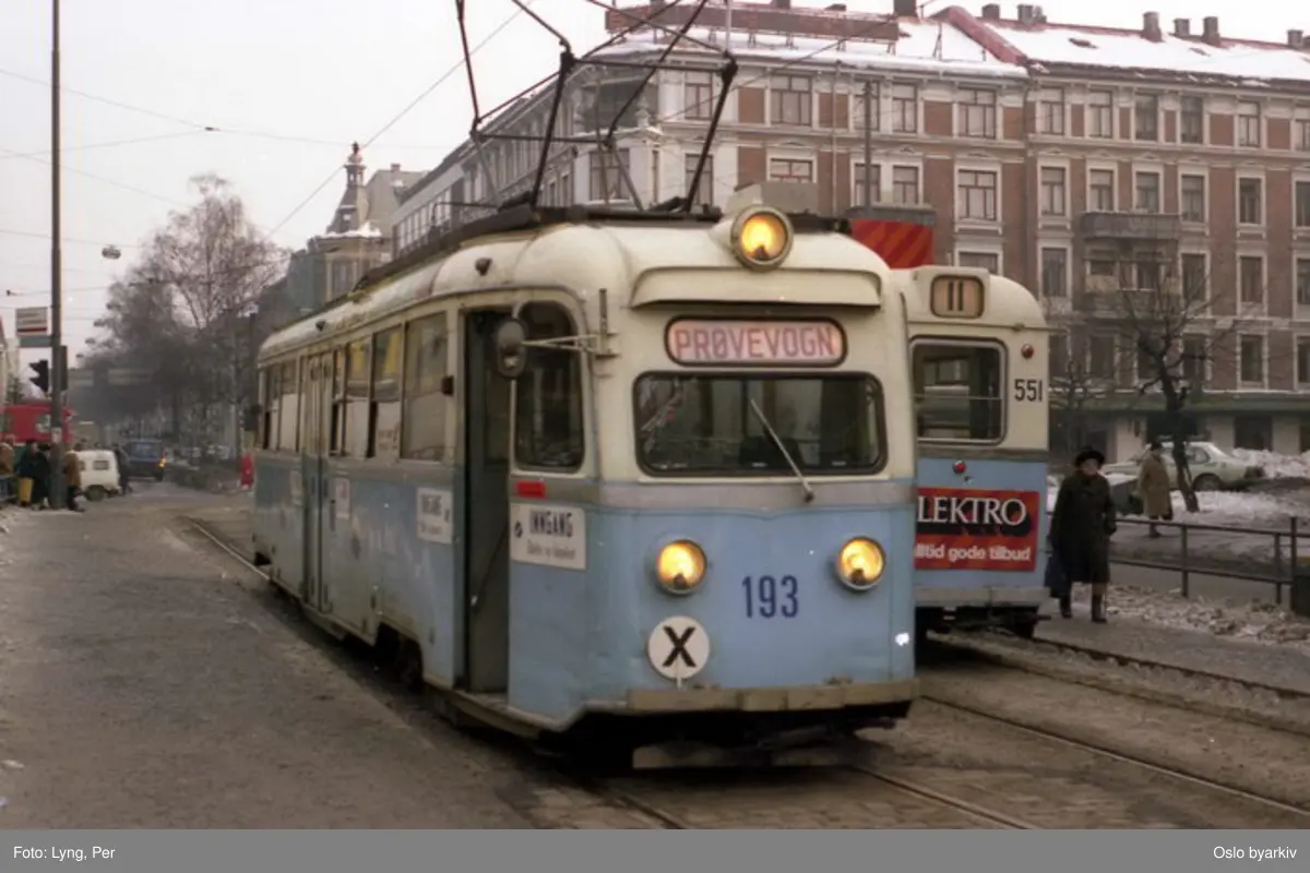 Oslo Sporveier. Trikk motorvogn 193 type Gullfisk B1 i bruk til utflukt med sporveisentusiaster. Majorstuen endeholdeplass ved Majorstukrysset.