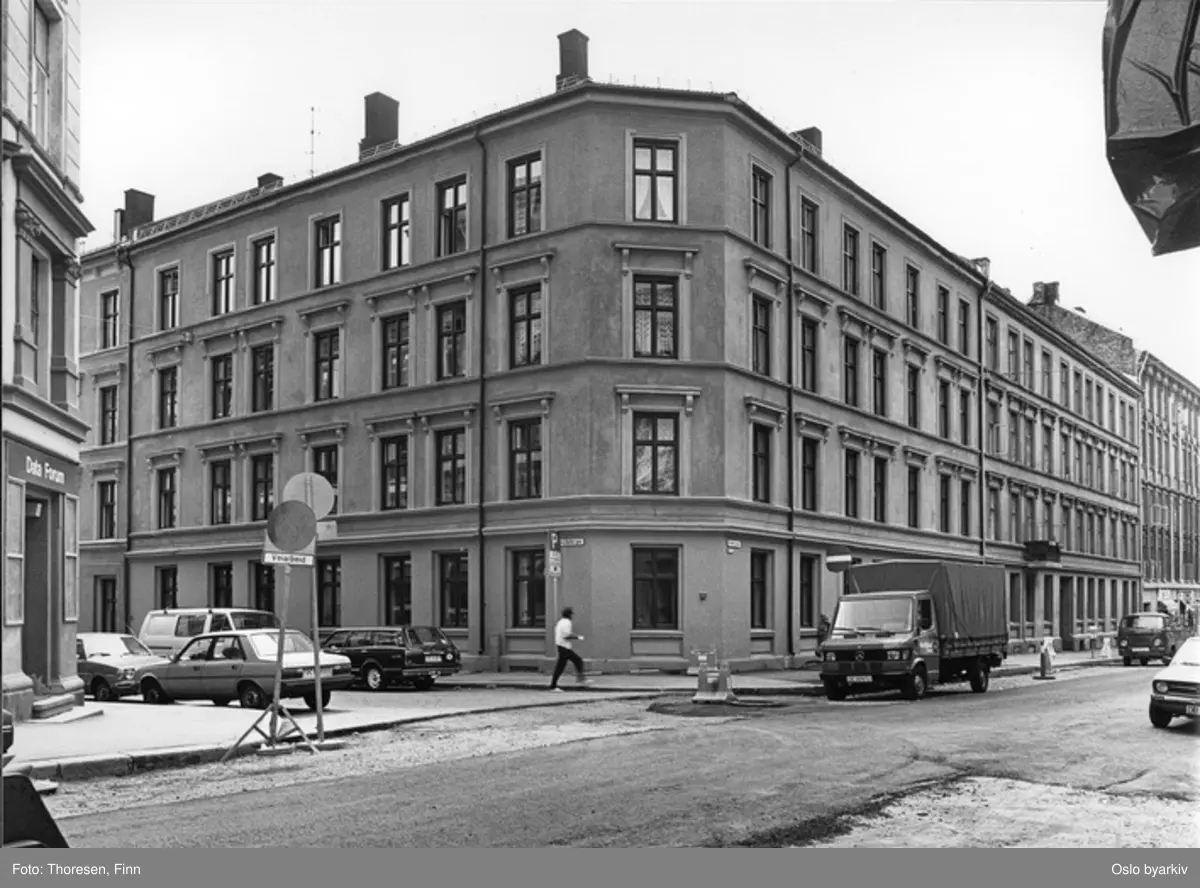 Rehabilitert bygård. Opp-pusset hjørnegård i puss, Jens Bjelkes gate 1 mot Rathkes gate. Asfalteringsarbeide.