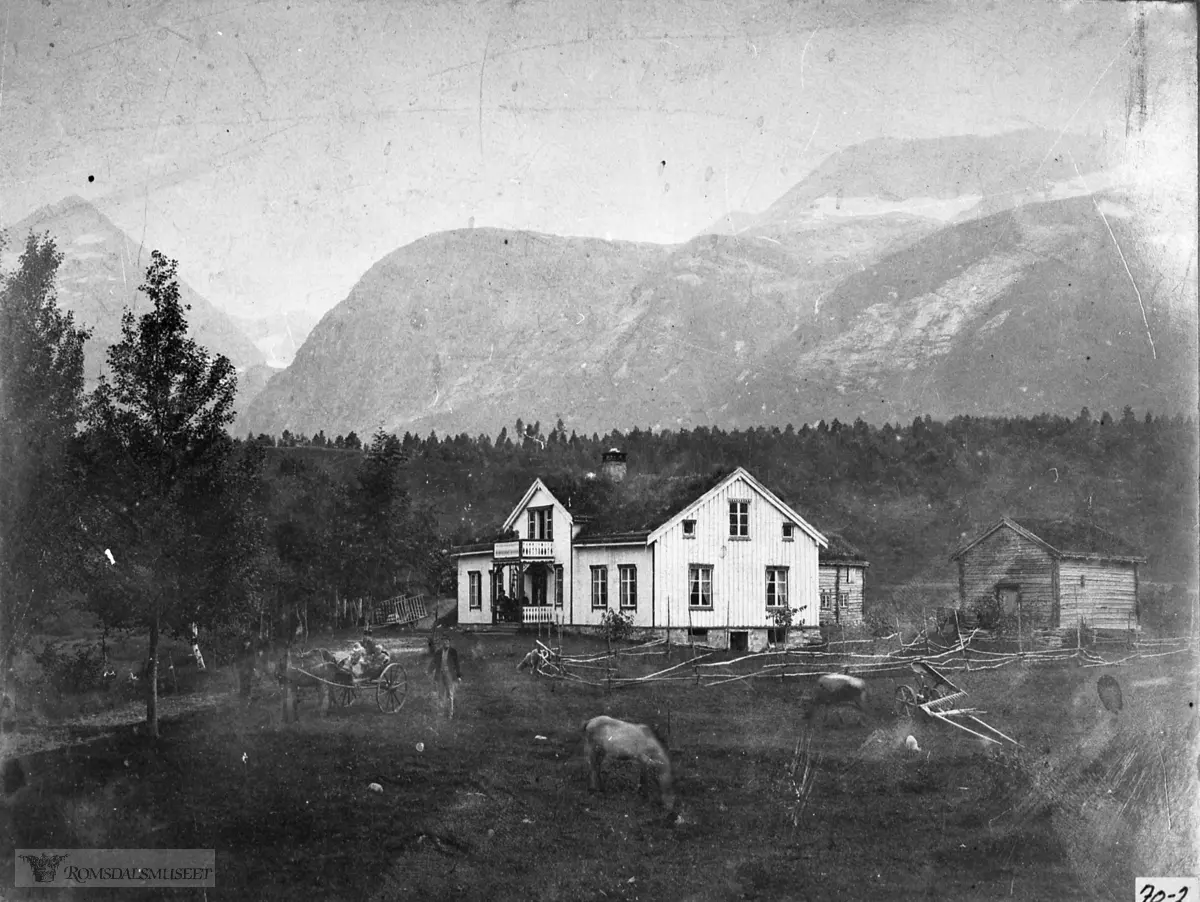 Bjørnes gard, bygd 1883. Dette var det første huset i Eresfjord med ark på taket og altan.....Huset er no forandret, altanen er innbygd.