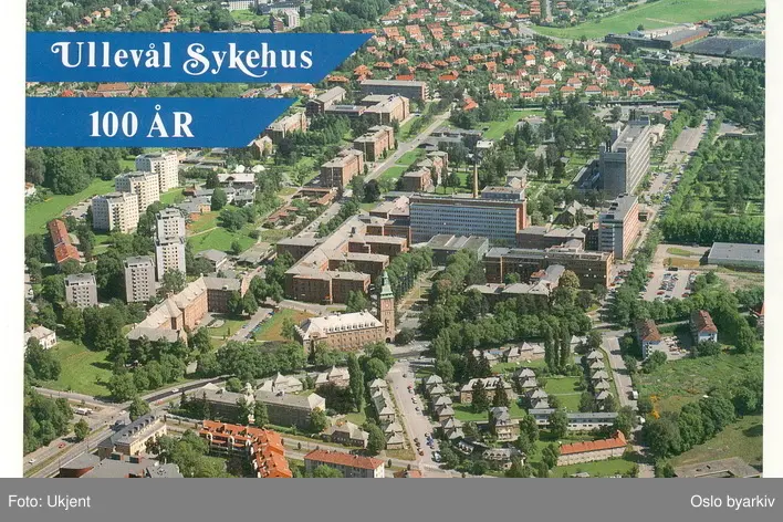Området / bygningene til Ullevål sykehus. Blokkbebyggelse, Ullevål studentby. Kirkeveien, Sognsveien, Stensgata, Thulstrups gate. Nordre gravlund opp til høyre, Tåsen haveby i bakgrunnen. Postkort. (Flyfoto)