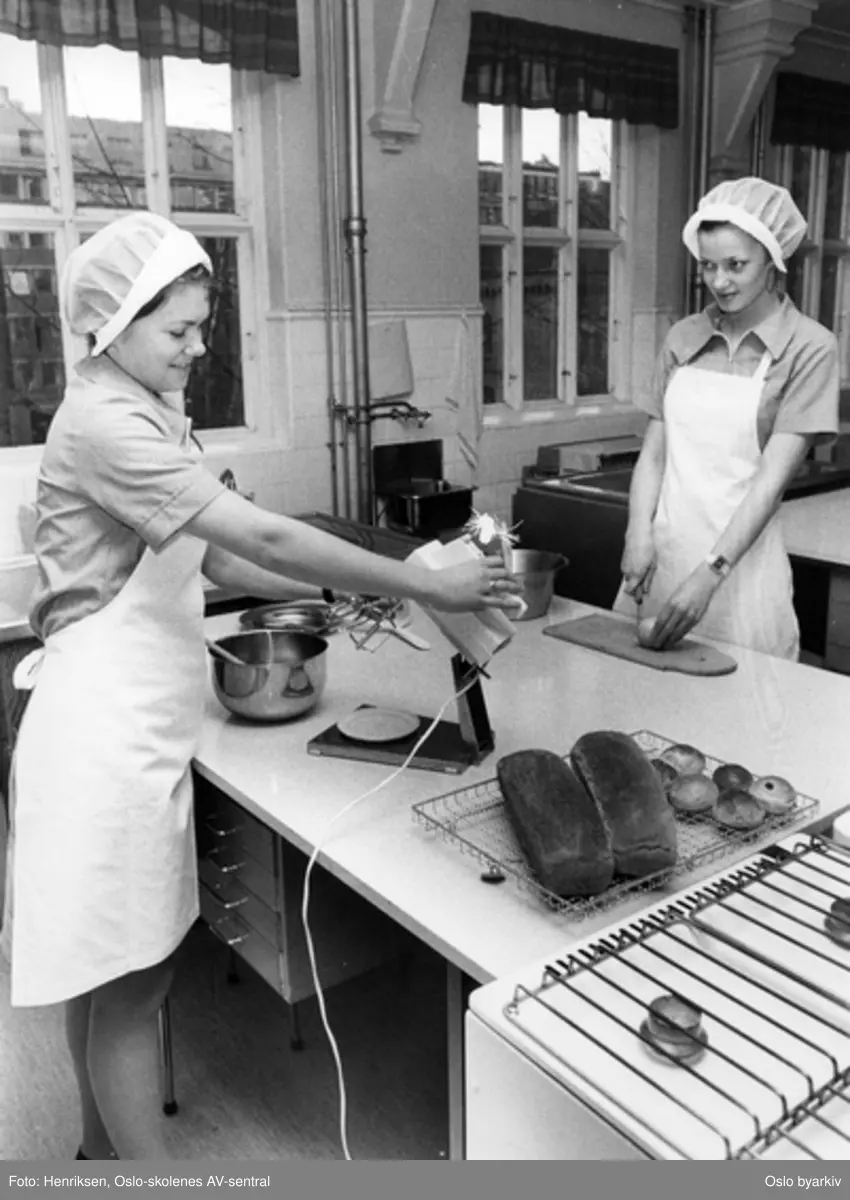 På skolekjøkkenet. Brødbaking, kjøkkenmaskin, mixmaster, miksmaster