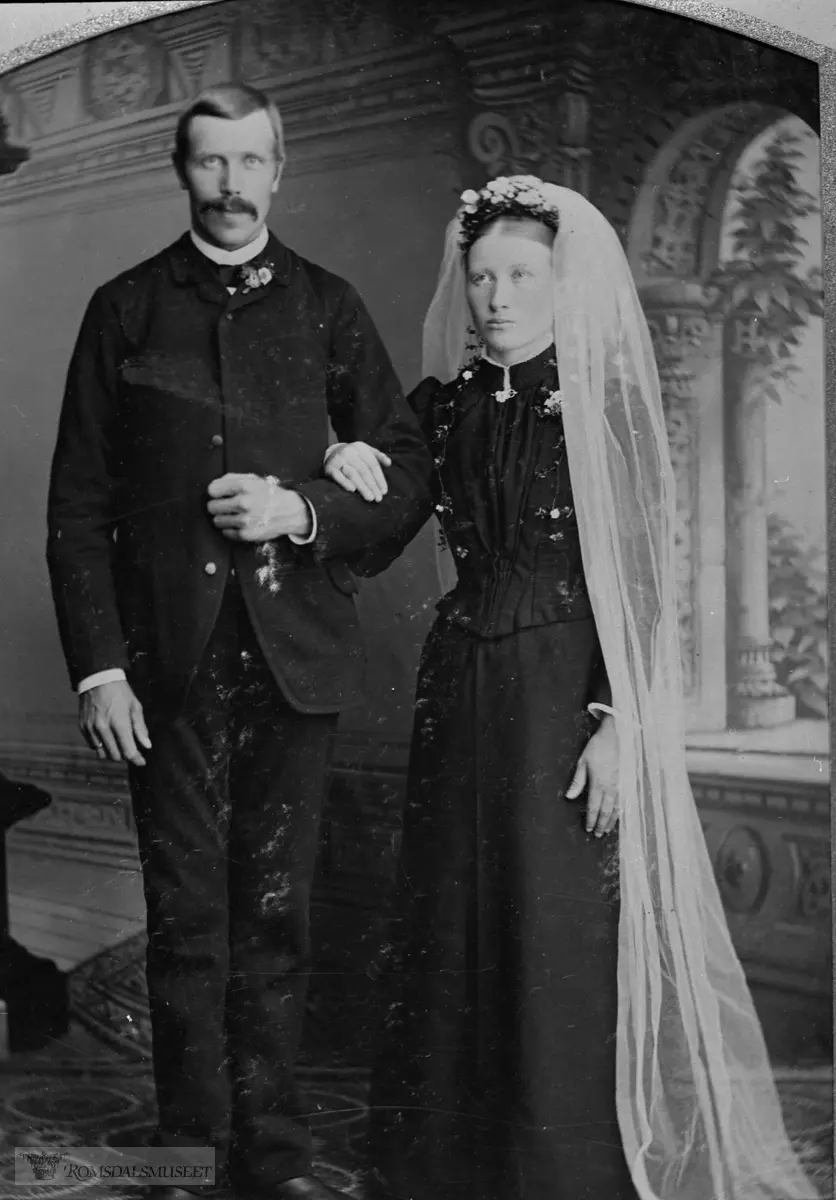Brudebilde av Anne og Knut Rød. Foreldre til eigaren Knut K. Rød....ADRESSE: Nesset       Rød         Smedrøsta        15.003....
