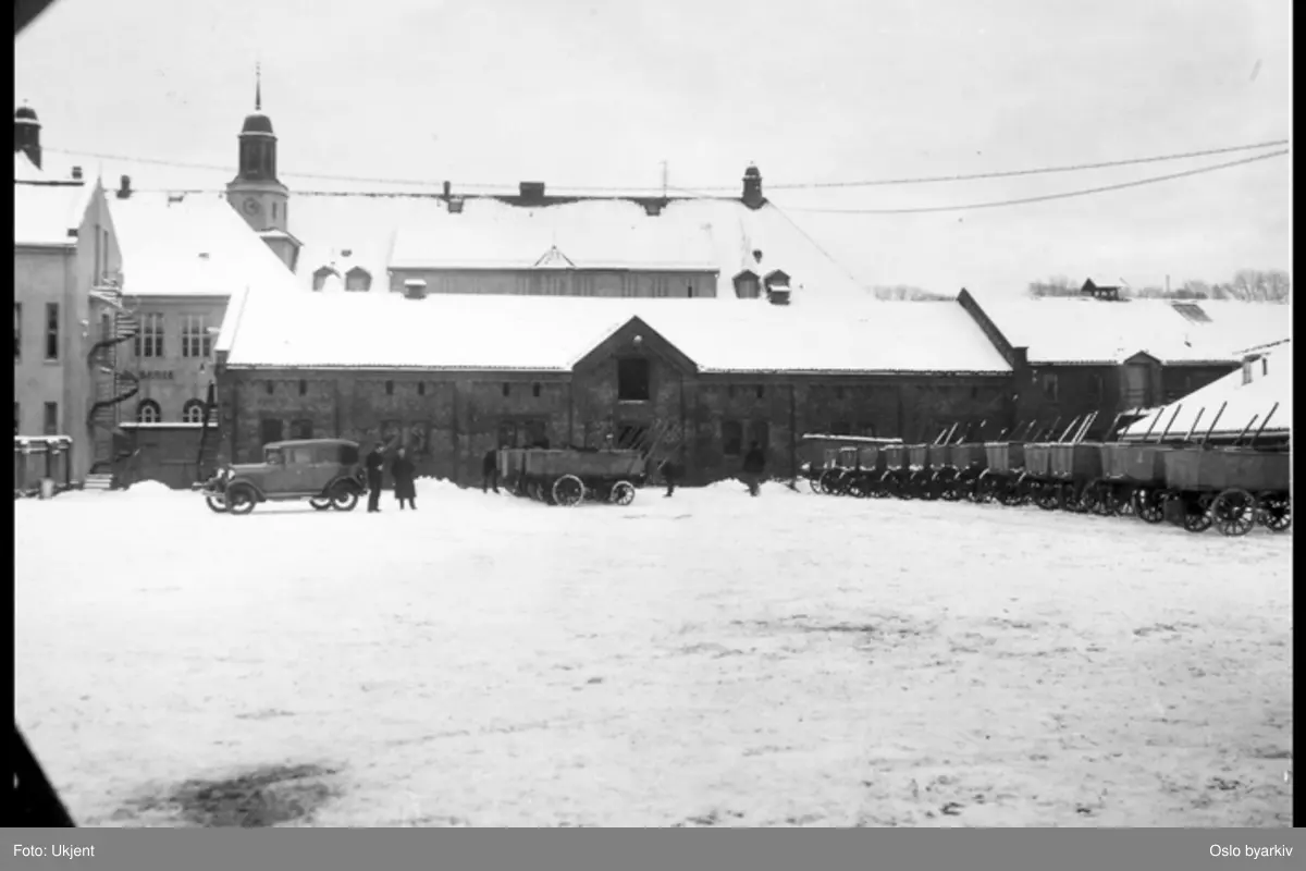 Christiania Pudrettfabrikk, driftsbygning for Renholdsverket fra 1912. Pudrettvogner.Kilde: "Ved renhold og orden skabes sundhed og liv. RAF 100 år" (Hegna, T og Messel, J (1995))