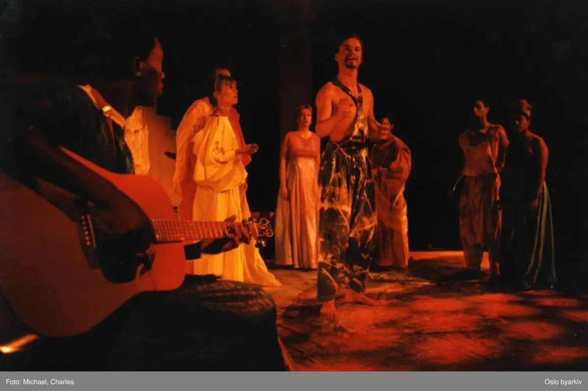 "Ikke den samme midtsommernatt", teaterforestilling av William Shakespeare på Parkteatret. 4-13. oktober 1994.Regi: Cliff A. MoustacheMedvirkende:Rasmus Rønneberg, Kirsti Ellefsen, Alexander Lange, Mosye Abraha, Kjetil Kooyman, Hannah Wozene Kvam, Inger Helen Kilsti, Cliff A. Moustache, Pål Obrestad, Isabell Sterling, Benaissa Ahssain, Magne Skjævesland, Behruz Arshi, Terje Tjelle, Shiraz Khan, Muni Franklin Kwarasey, Kristin Magnus, Pia Fridal, Samuel Noko, Michael Sontum, Rachid Boukhouima, Magnus-Ra Thuv Moustache, Henza Gheresghier Bitow.Musikere:Henry Bwire, Becaye Aw, Kossa Diomande, Yancouba Diomande.Kontakt Nordic Black Theatre ved ev. bestilling av kopier.