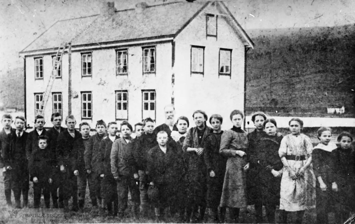 Klassebilde frå Eidsvåg skole i 1914. Fullstendig namneliste, sjå reg.kort nr. 2792 .(Se NE.0137-0069_1_tekst)