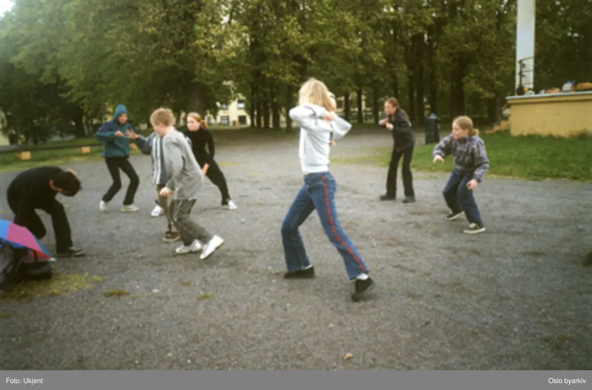 Barneteater. Drama and dance celebration (2000). Samarbeid med DNT.Kontakt Nordic Black Theatre ved ev. bestilling av kopier.