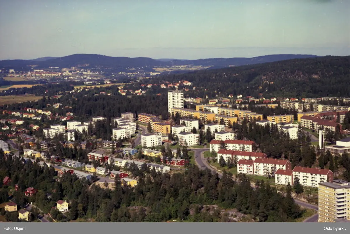 Rekkehus i Sveiserveien, Klinkerveien og Solbergliveien. Skøyenåsveien til høyre. Boligblokker i Mekanikerveien, Filerveien og Kranveien lenger bak. Oppsal kirke til høyre.   (Flyfoto)