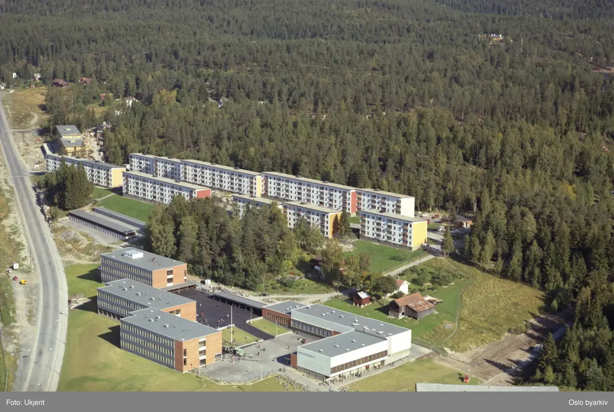Ulsrud videregående skole. Boligblokker i Olav Nygards veg. General Ruges vei til venstre. (Flyfoto)