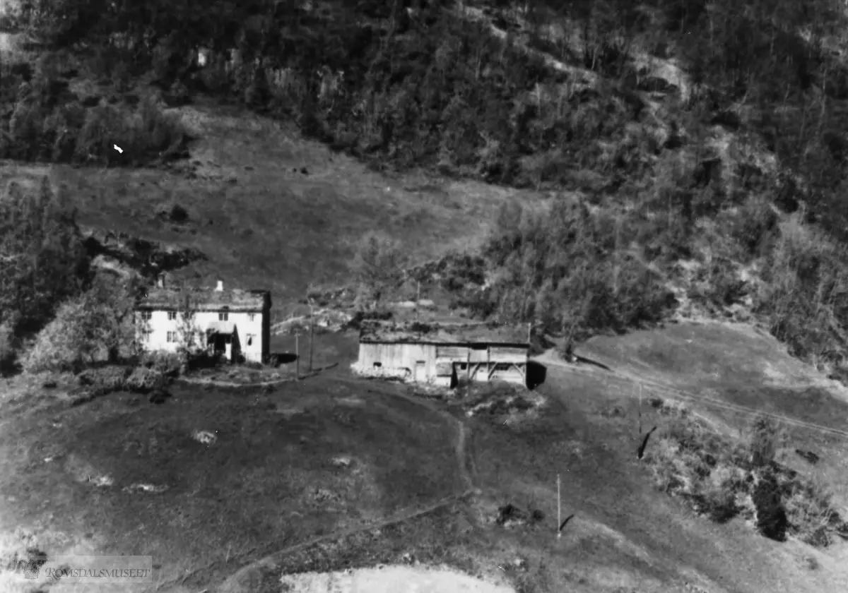 Her ser vi garden "Brekken" på Barstein, i daligtale kalt Hjellen. Her budde Karoline og Martinus Barstein med sønnene Oddvar, Oddleif og Martin. Martinus var vegvokter og hadde lang arbeidsveg til Gussiås.