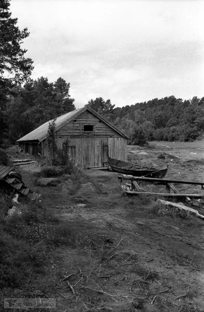 Fiskerimuseet på Hjertøya. .Nothuset fra Kvalvågen. Viser gavlen til nothuset til Horrem gamle notlag, som sto i Kvalvågen på Gossen. Flytta til fiskerimuseet i 1967. I forgrunnen en trerøring fra Mittet. P K Holm. Om nothuset, notfiske. se "Ro fram-la gå not" en undersøkelse av landnotbruk og landnotfiske på Gossen, Møre og Romsdal, 1900-1950 av Jarle Sanden.