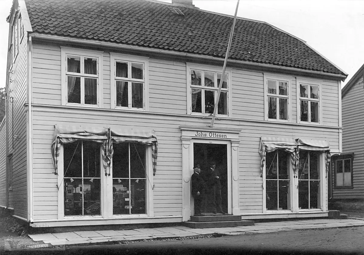 Johs Ottesen sin butikk. hus nr 94, hus nr 248 til høyre..Skomaker Nustad kjøpte i 1916 denne gården av Ottesen..Enkefru Oppdahls gård (Smekråpet)