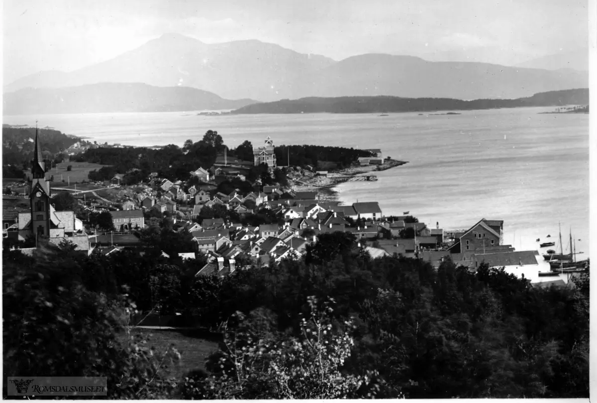 Molde by sett fra vest., Molde fra Rekneshaugen. Med Grand Hotell og kirken, sentrum.