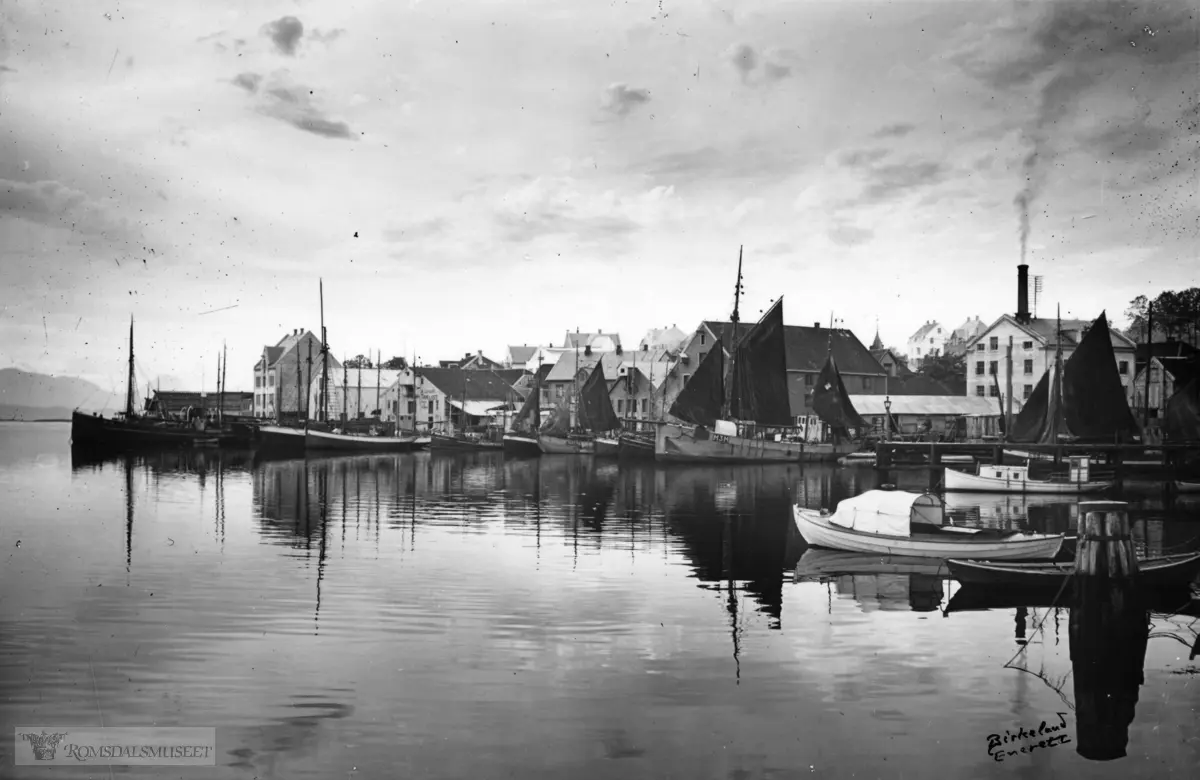 Molde by sett fra øst., Molde havna og brygga med flere båter.