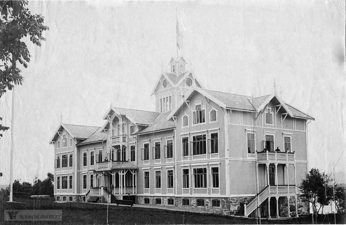 Grand Hotell. .Hotellet stod på Grandvegen vest for Moldegård. .Det eksisterte i åra 1885-1919.