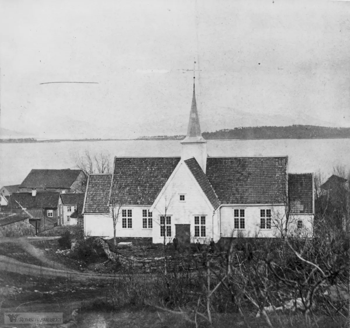 Molde kirke, Molde bys eldste kirken. Den ble invidd av biskop Bredal i 1661-62. .En hovedreparasjon i 1841-42 ga den utseende som bildet viser..Kirken brant ned 17.05.1885.