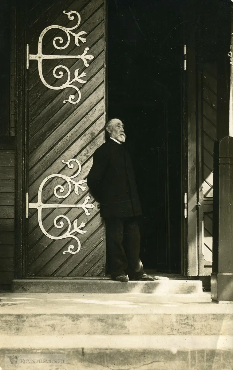 kirketjener Lars Johansen bodde i Myrabakken her står han på trappen til Molde kirke. .(Se Molde bys historie, bind 3, s. 375).