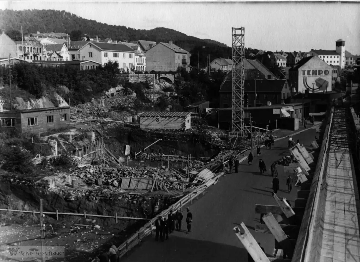 Molde sentrum, Storgata etter krigsødeleggelsene april 1940, til høyre ser en Storgata 42, ? Eiendom som er under gjenreising. På andre side av Storgata ser en tomter under utgraving.