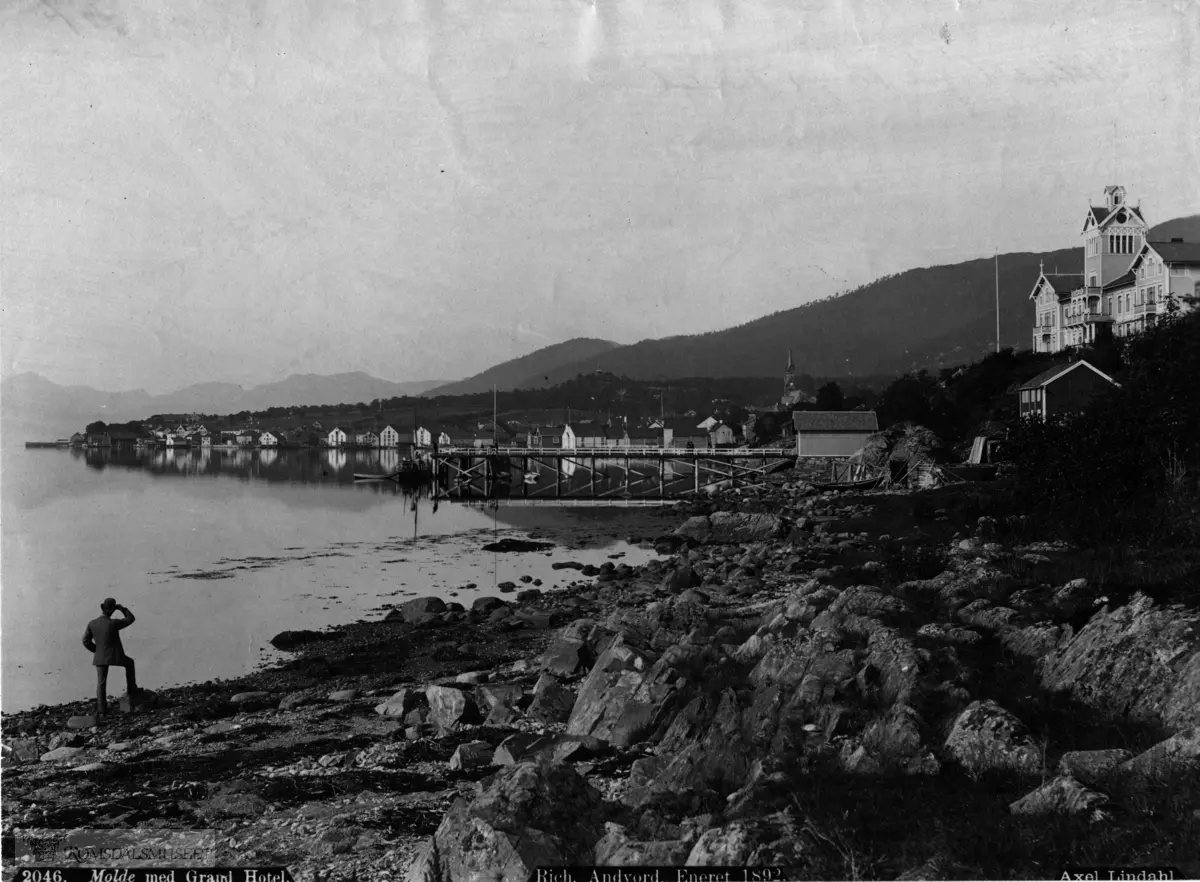 Molde sett fra øst..Grand Hotell i Molde, med byen i bakgrunnen. .Hotellet stod på Grandvegen vest for Moldegård. .Det eksisterte i åra 1885-1919.