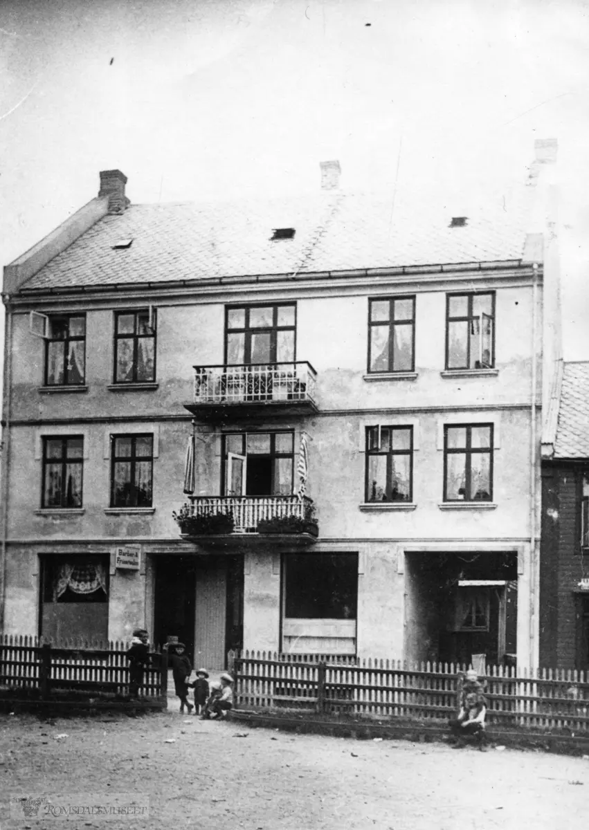 Ole B Aarø huset..Hus nr 308. Ole B Aarø..Johan Sandbergs barbersalong, frisørsalong.