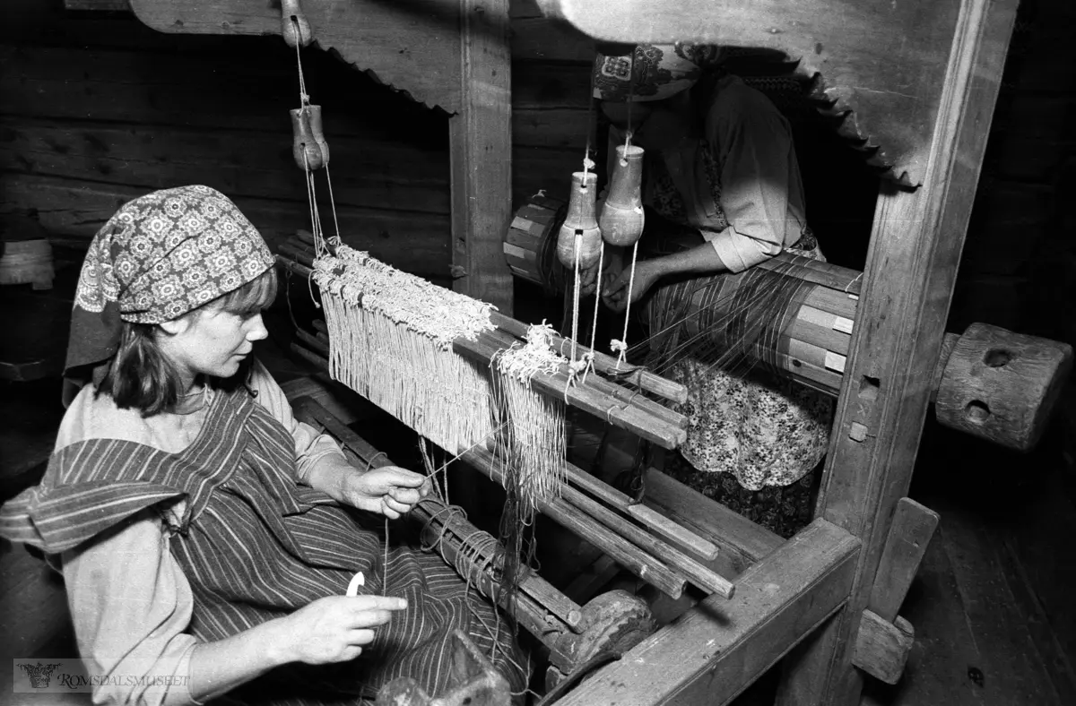 Olsok på Romsdalsmuseet i 1980..Veving og spinning. .Medlemmar av Rødven Bondekvinnelag hovollar (trer) ein vev i Eidestua.