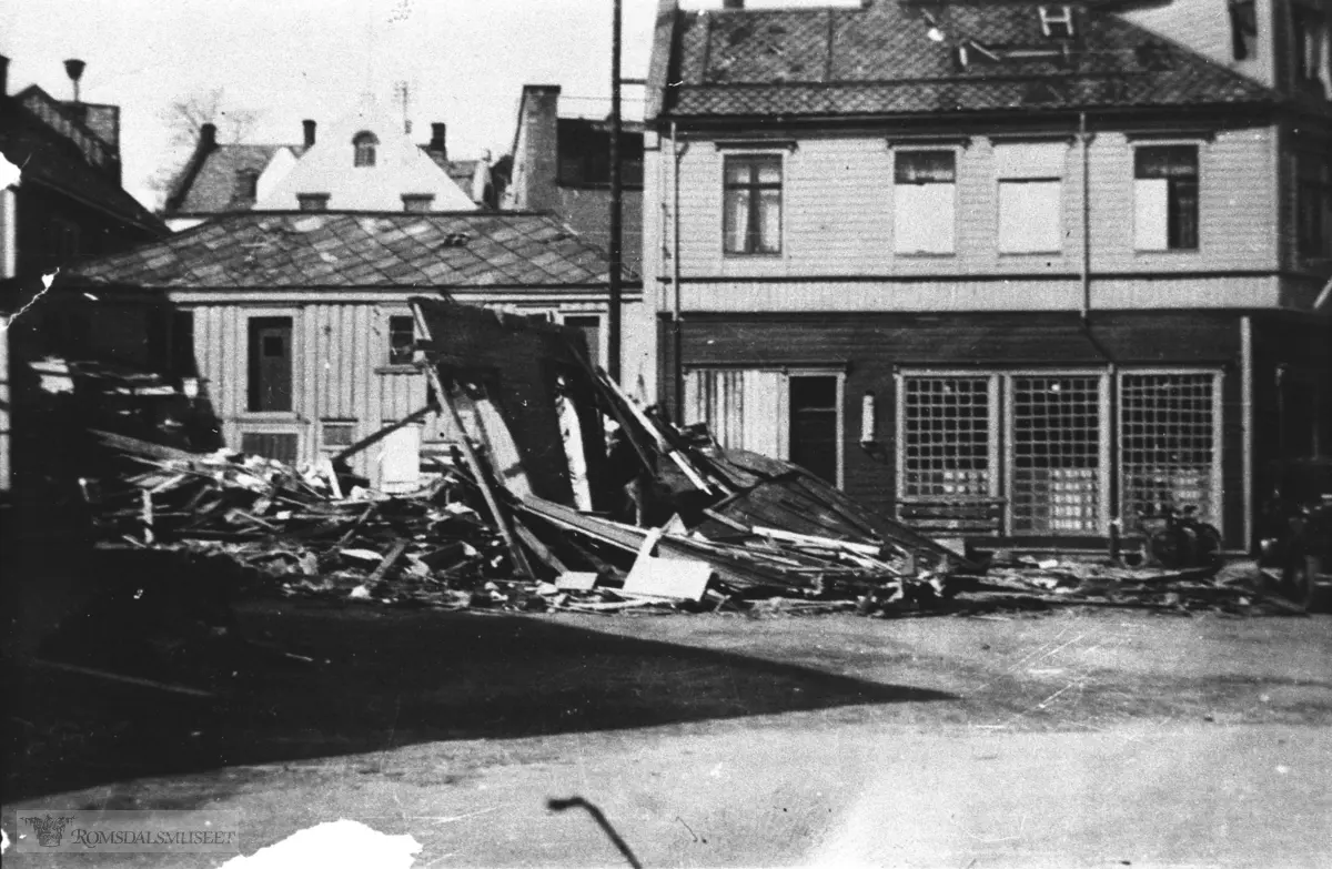 Molde by i ruiner etter bombingen, Myrabakken opp til venstre og Hestetorget opp til høyre sett fra Storgata.