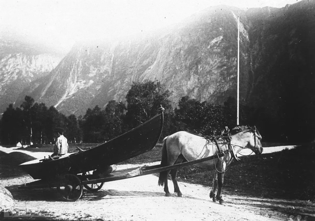 Laksefiskebåt på Syltebø, Eresfjorden. .Denne type båt er fremdeles i bruk i Eira. (om originalen se nr 3017A) .