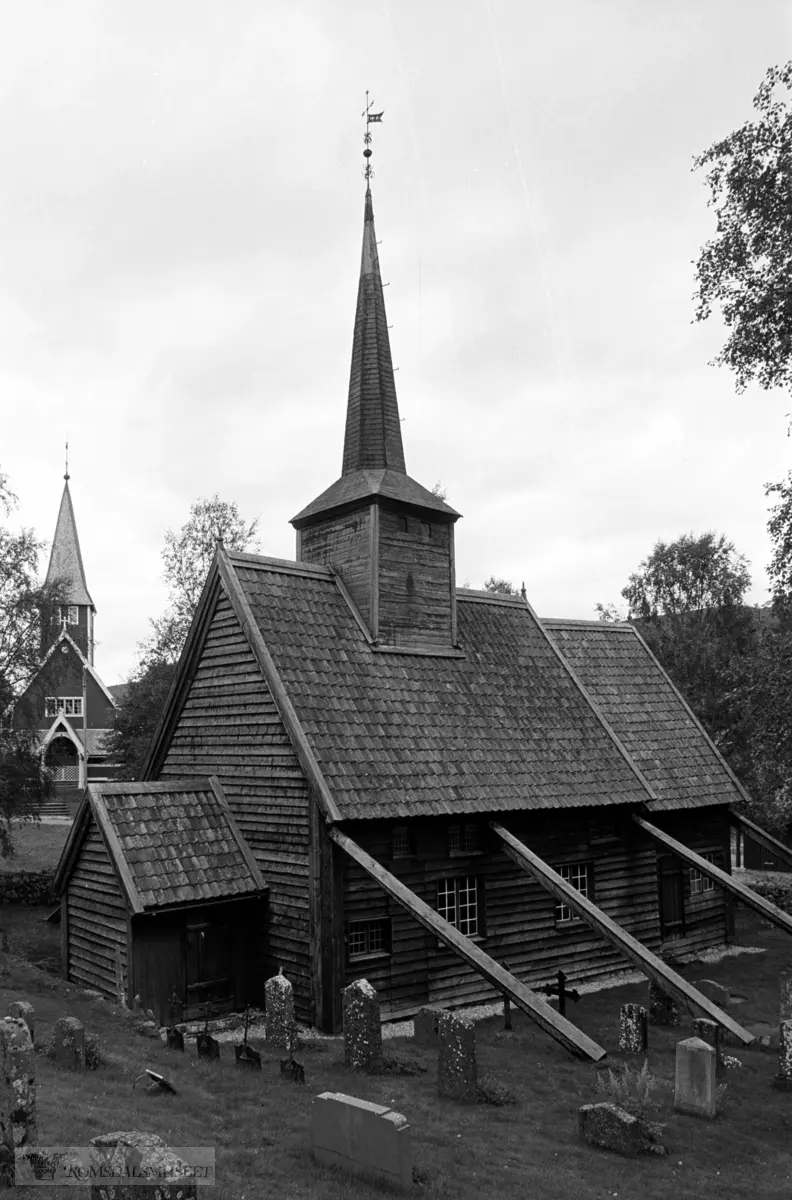 Rødven Stavkirke, eksteriør og interiør.