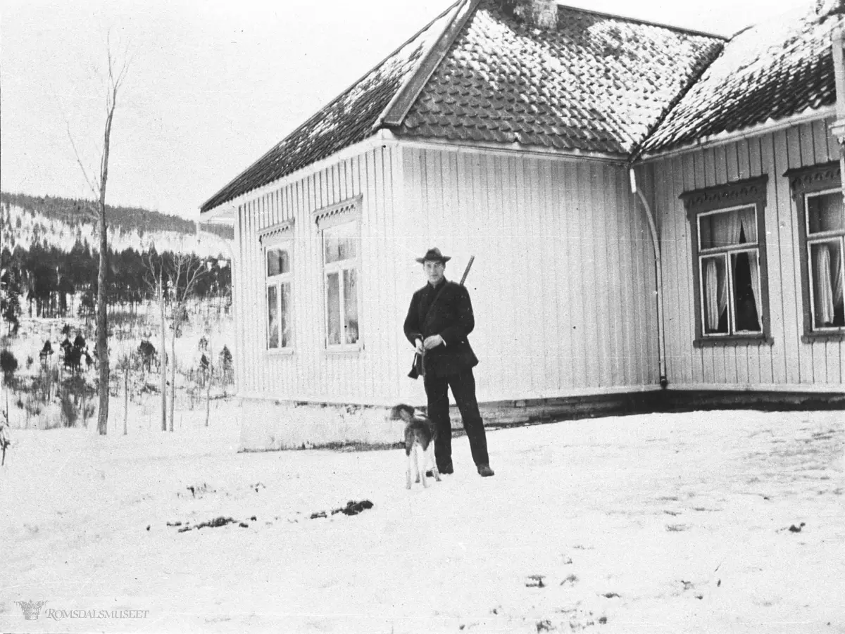 Hans Thiis Nagel med gevær og hund foran huset på Moldegård..Se Romsdal Sogelags årsskrift 1983.