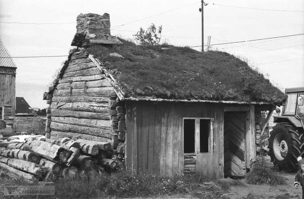 Eldhus, Reitan, Farstad. Eldhuset er omtalt i Bjørn Austigards Feltbok 1984 side. 62.