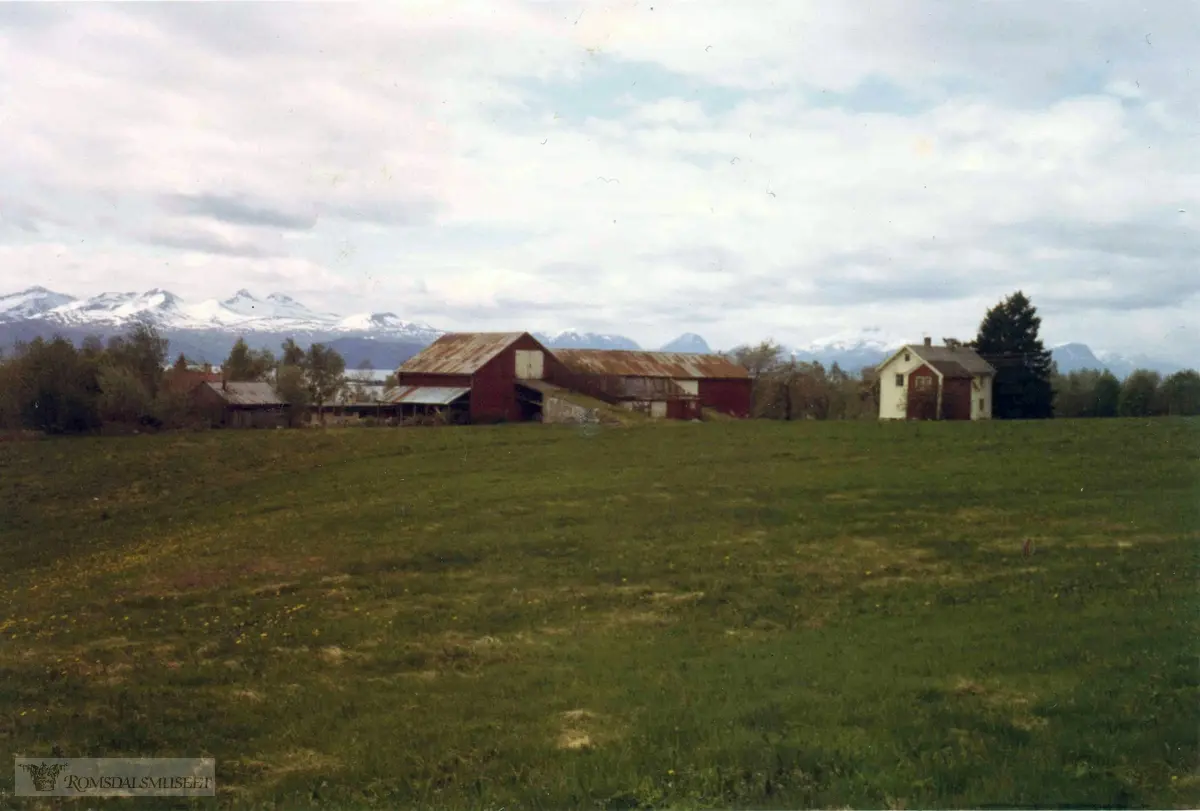 Slemmengården, Gården Øvre Berg..Fotografen har stått på øvre Kviltorp krysset og sett sør-vestover..Nå er stedet Tellusveien med blokker.