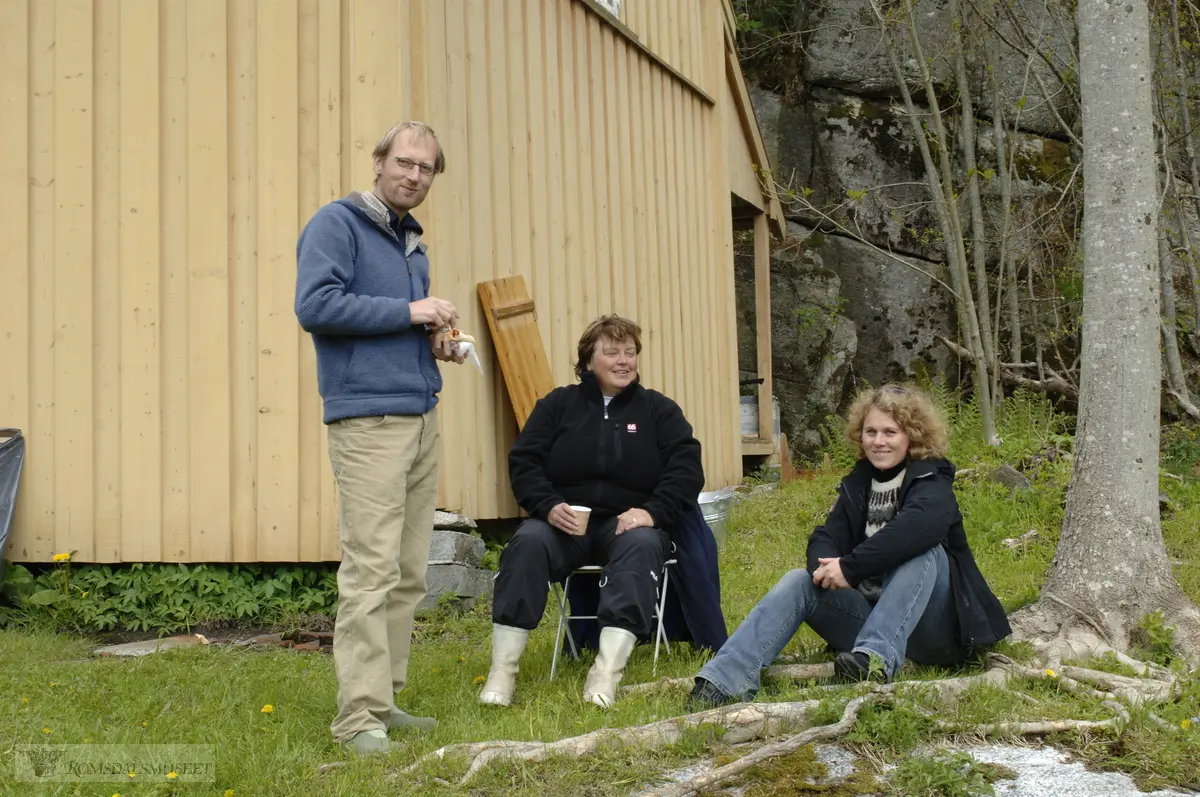 Veøya..Fra seminar "grubleseminar" med tverfaglig gruppe fra flere museer og institusjoner..(Se Romsdalsmuseets årbok 2008)