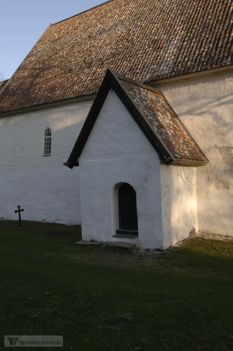 Veøy kirke. .Fra seminar "grubleseminar" med tverfaglig gruppe fra flere museer og institusjoner..(Se Romsdalsmuseets årbok 2008)