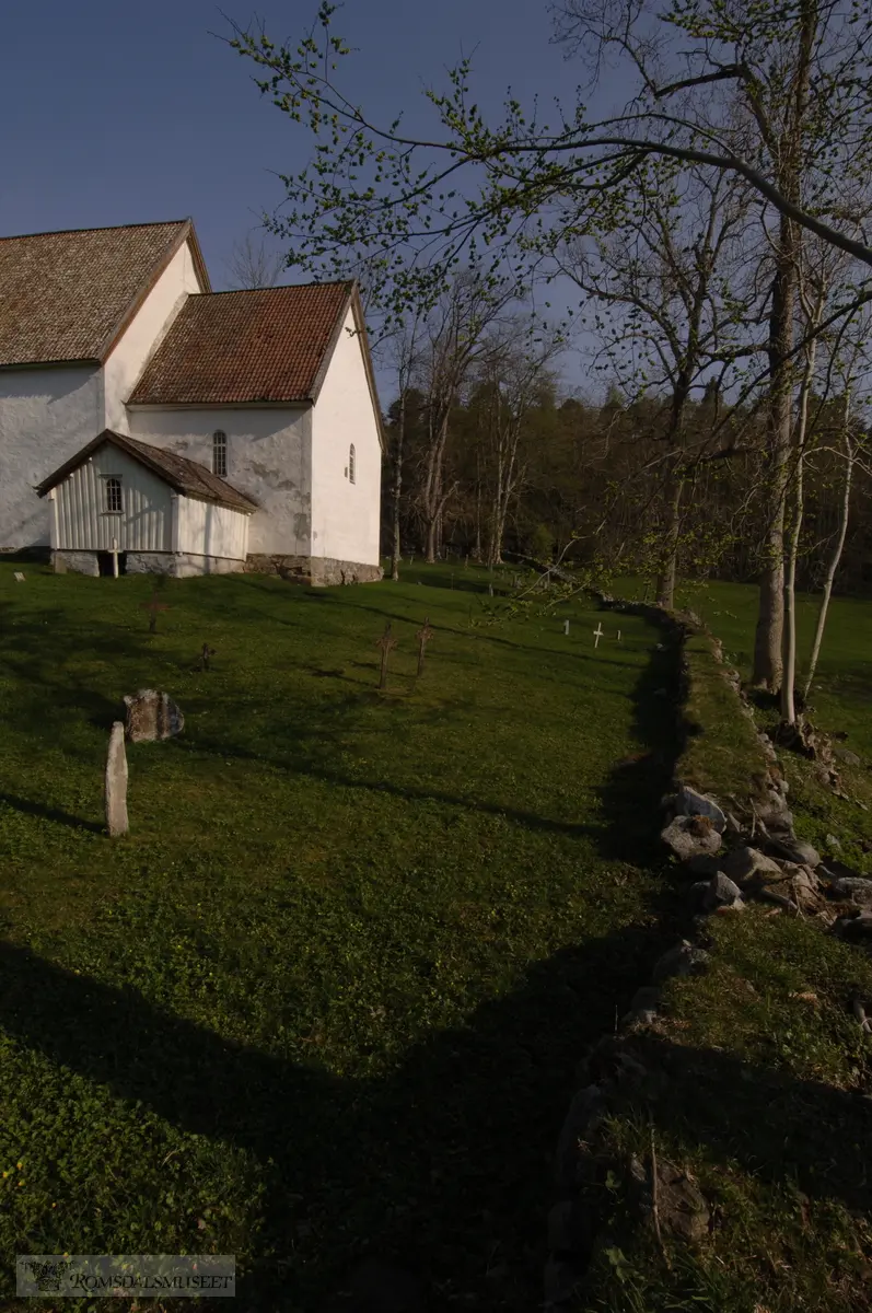 Veøy kirke. .Fra seminar "grubleseminar" med tverfaglig gruppe fra flere museer og institusjoner..(Se Romsdalsmuseets årbok 2008)