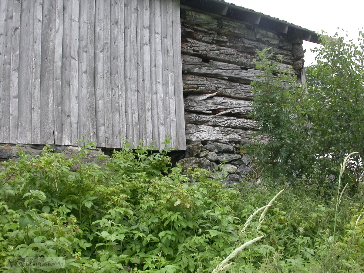 Oppigardsfjøset fra ca 1840, den delen av fjøset som tilhørte bruk nr 12 er revet. .(Se Bjørn Austigards feltbok 8/7-2009) .Fjøset sett fra baksiden.