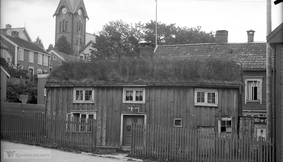 Massina-Lund Gården på Hestetorget..Det siste huset i Molde med torvtak.