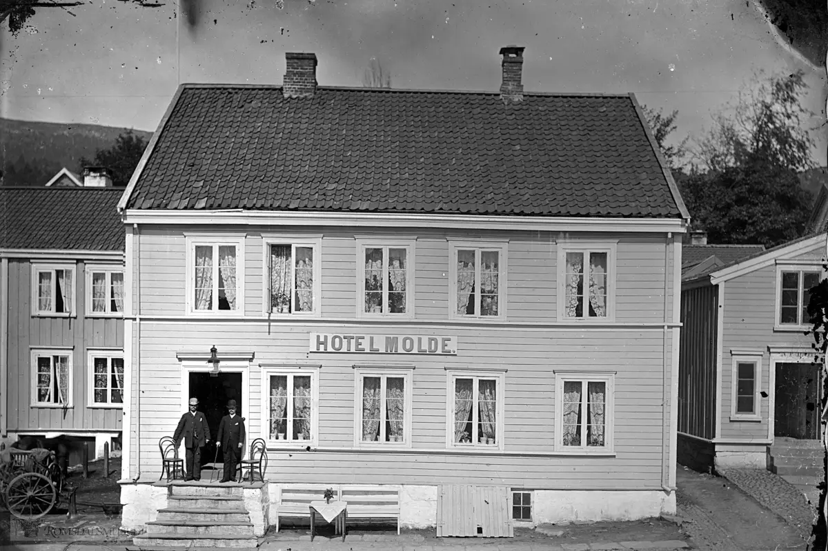 Hotel Molde, senere postkontor, banklokaler og St.Sunniva kapell.